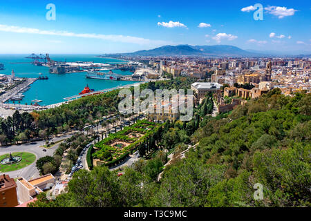 Antenna vista panoramica della città di Malaga, Andalusia, Spagna in una bella giornata estiva con il municipio, la cattedrale di Porto e il mare Foto Stock