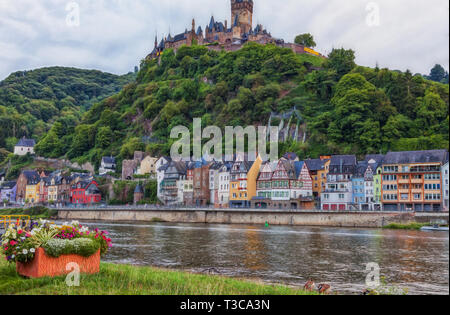 Vista sulla Moselle alla vecchia città di Cochem con il castello medievale in background. Foto Stock