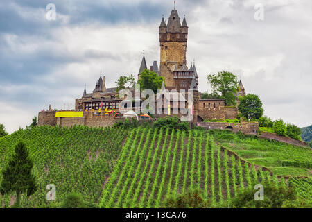 Il medievale castello di Cochem, una cittadina sulla Mosella in Germania. Foto Stock