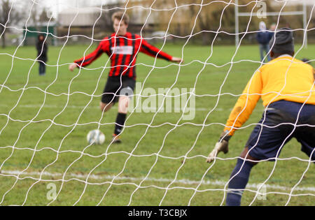 Il calciatore prendendo un colpo ad obiettivo Foto Stock