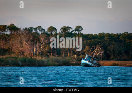 Un parzialmente immerse gamberetti imbarcazione affonda in acqua vicino il vecchio stato docks nel Bayou La Batre, Alabama, Dic 04, 2010. Foto Stock