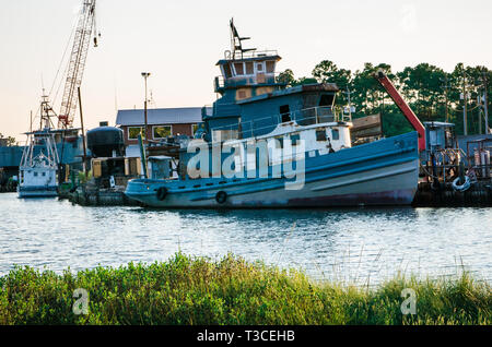 Una barca è ormeggiata nel Bayou La Batre, Alabama, in attesa di riparazioni, il 29 agosto 2013. Foto Stock