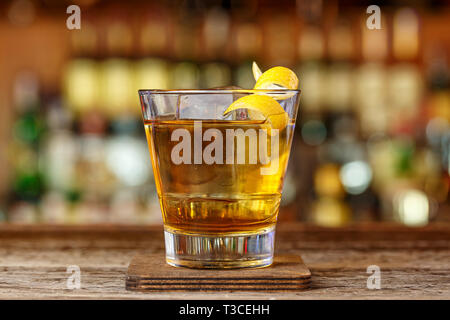 Un forte cocktail a base di whiskey e liquori, un dolce bibita alcolica sulla barra nel pub Foto Stock