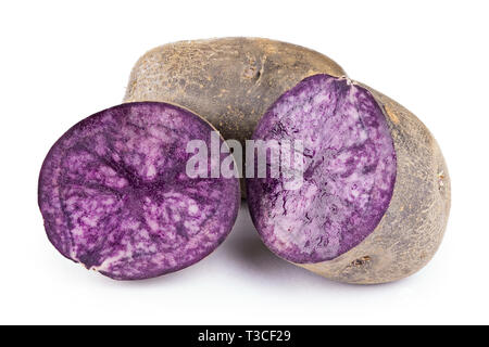 Patate viola isolato su sfondo bianco. luogo di testo. le patate vengono tagliate. chiaramente visibile la texture di patate nel taglio Foto Stock