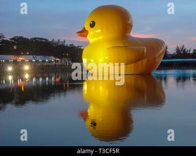 Gigante anatra in plastica. Ho Chi Minh city. Il Vietnam. Foto Stock
