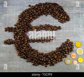 Commercio equo prezzo del caffè - caffè torrefatto in grani e denaro Foto Stock