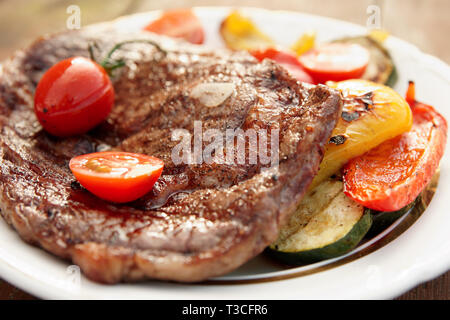 Manzo di Kobe ribeye con verdure grigliate sulla vecchia tabella Foto Stock