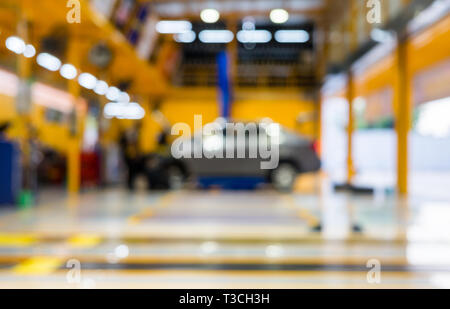 Sfocate di scena all'interno di garage con manutenzione e fissaggio Foto Stock