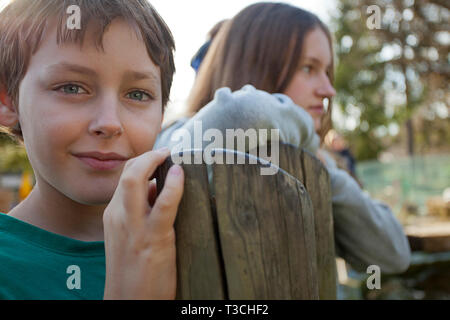 Un ragazzo e una ragazza a Lubiana Zoo Foto Stock