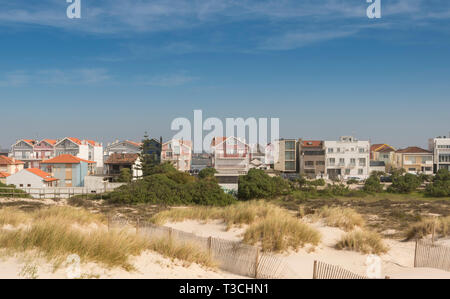 Il Candy striped case sulla spiaggia di Costa Nova, Aveiro, Portogallo Foto Stock