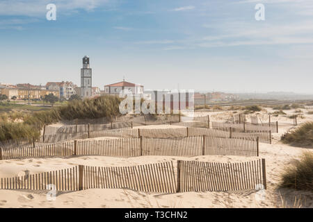 Recinti di legno nelle dune di mantenere la sabbia dal movimento, Costa Nova, Aveiro, Portogallo Foto Stock