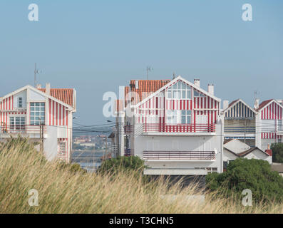 Il Candy striped case sulla spiaggia di Costa Nova, Aveiro, Portogallo Foto Stock