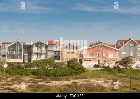 Il Candy striped case sulla spiaggia di Costa Nova, Aveiro, Portogallo Foto Stock