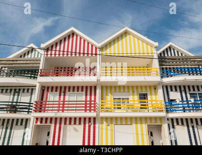 Il Candy striped case sulla spiaggia di Costa Nova, Aveiro, Portogallo Foto Stock