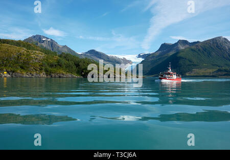 L'imbarcazione turistica in Olanda fiordo a uscita Engabreen ghiacciaio di Svartisen tappo di ghiaccio nel Saltfjellet-Svartisen National Park Meloy Nordland in Norvegia Foto Stock