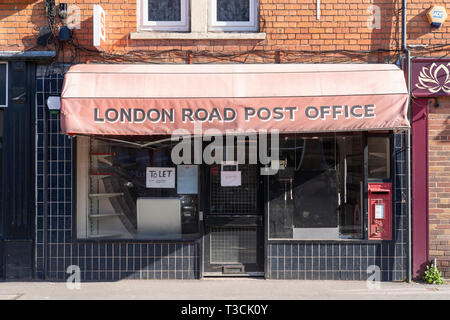 Un ufficio postale che ha chiuso ed è disponibile per il noleggio su London Road a Worcester, Inghilterra, Regno Unito Foto Stock