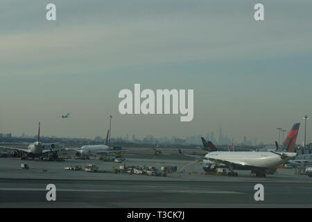 NEW YORK, Stati Uniti d'America - 15 gennaio 2019: American Airlines aerei in attesa di decollo dall'Aeroporto JFK. La città di New York. Foto Stock