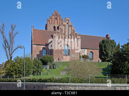 Lyngby chiesa in stile romanico orig. a partire dalla metà del XII secolo. Allungata in stile tardo gotico era.in piedi in alto sulla collina visto da Lyngby main street. Foto Stock