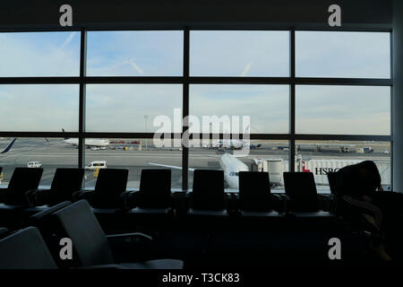 NEW YORK, Stati Uniti d'America - 15 gennaio 2019: American Airlines aerei in attesa di decollo dall'Aeroporto JFK. La città di New York. Foto Stock