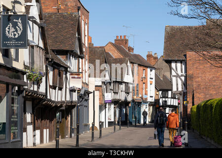 La storica Friar Street è medievale e la strada più antica e graziosa di Worcester, qui fiancheggiata da case Tudor a metà legno. Inghilterra, Regno Unito Foto Stock