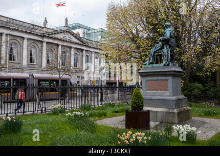 Il tram Luas passa Lord Ardilaun statua su Saint Stephen's Green, Dublino Foto Stock