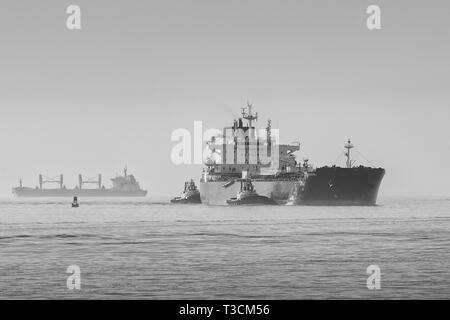 Foto in bianco e nero della PETROLIERA STRIMON, che entra nel canale principale di Los Angeles presso il porto di Los Angeles, California, USA Foto Stock