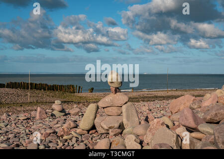 Una pila di pietra sulla spiaggia di Porlock Weir, Somerset, Inghilterra, Regno Unito Foto Stock