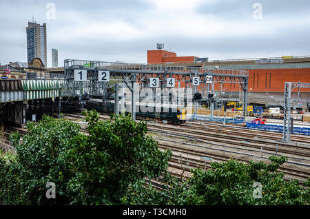 I binari ferroviari scomparire al di sotto di un ponte su cui Westbourne Park Station si trova a. Foto Stock