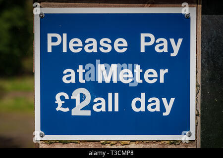Segno: Si prega di pagare in metro, visto in Malmsmead nel Devon, Inghilterra, Regno Unito Foto Stock