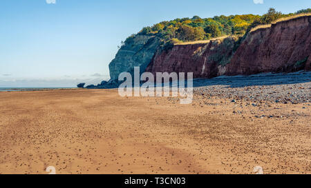 La spiaggia di Blue Anchor, Somerset, Inghilterra, Regno Unito - guardando il canale di Bristol Foto Stock