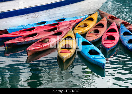 Kayaks colorato nella Baia di Ha Long, Vietnam Foto Stock