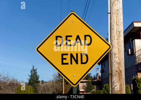 Il giallo e il nero Dead End segno su una strada residenziale Foto Stock