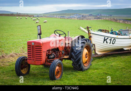 Il trattore e la barca da pesca a Birsay, Continentale, Orkney Islands Foto Stock