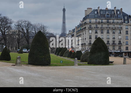 Parigi, Francia - 02/08/2015: Torre Eiffel dall'Esercito Museo "Les Invalides", Parigi, Francia Foto Stock