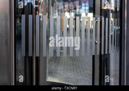 Close-up di moderno e protetto di vetro frammento porta a corporate business building. - Immagine Foto Stock