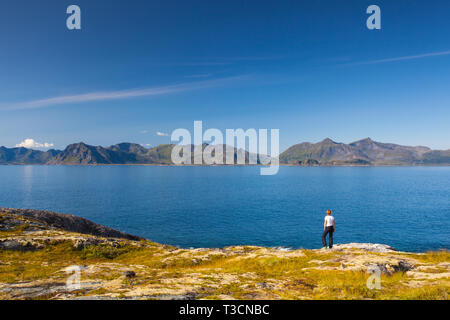 Henningsvaer,NORVEGIA - agosto 19,2017: Lonely donne sulla costa vicino alla porta di Henningsvaer sulle isole Lofoten in Norvegia. Foto Stock