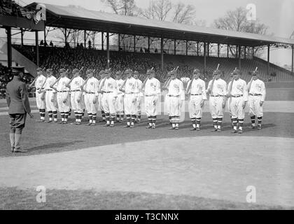 1917 giorno di apertura in squadra di baseball, stando in piedi presso l attenzione sul campo da baseball Foto Stock