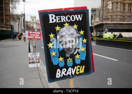 Anti Brexit, manifestanti di Westminster come il leader dell'opposizione e il Primo Ministro continuano i colloqui per risolvere il Brexit accordo di ritiro il 4 aprile 2019 a Londra, Inghilterra, Regno Unito. Con poco più di due settimane fino a quando il Regno Unito è supposto per essere lasciando l'Unione europea, il risultato finale ancora in sospeso. Foto Stock