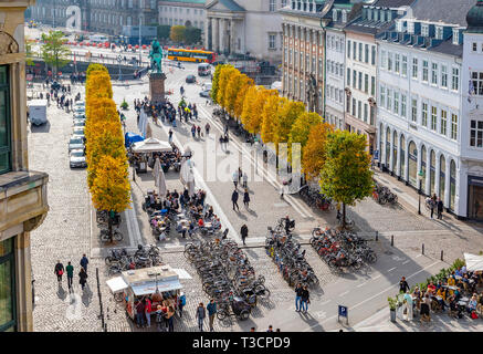 Copenhagen, Danimarca - 6 Ottobre 2018: Copenaghen in autunno, le persone sono a piedi intorno alla piazza vicino alla fontana di cicogna, tenendo selfies in seduta Foto Stock