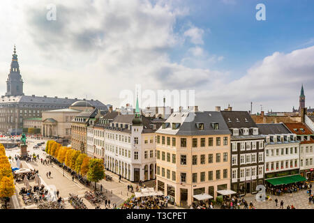 Copenhagen, Danimarca - 6 Ottobre 2018: Copenaghen in autunno, le persone sono a piedi intorno alla piazza vicino alla fontana di cicogna, tenendo selfies in seduta Foto Stock