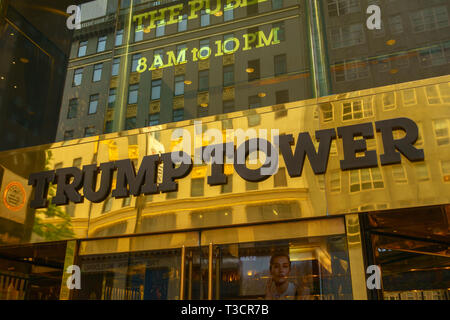 New York, Stati Uniti d'America - 10 Settembre 2018: Trump Tower facciata a giornata di sole Foto Stock