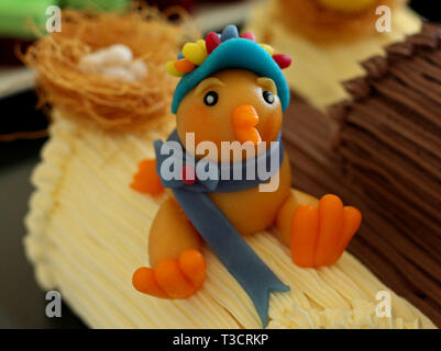Il marzapane arte in un alimento display station Foto Stock