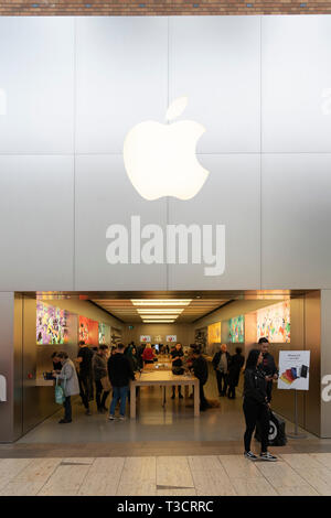 I clienti di prodotti di navigazione in un Apple store nel del Touchwood shopping centre, Solihull, Regno Unito Foto Stock