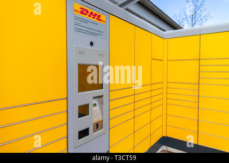 Norimberga / GERMANIA - Aprile 7, 2019: DHL Packstation sorge su una strada di Norimberga. Packstation significa stazione di imballaggio. Foto Stock