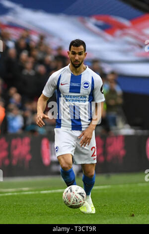 6 aprile 2019, Wembley, Londra, Inghilterra; Emirati FA Cup, Semi Finale, Manchester City vs Brighton ; Martin Montoya (22)del credito di Brighton: Phil Westlake/News immagini English Football League immagini sono soggette a licenza DataCo Foto Stock