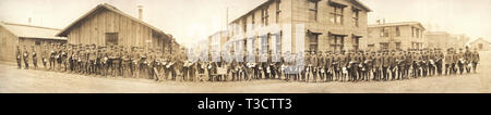 Esercito la scuola di formazione per i Cappellani e approvato cappellano candidati, ritratto a figura intera, Camp Zachary Taylor, Louisville, Kentucky, Stati Uniti d'America, Royal Photo Co., 1918 Foto Stock