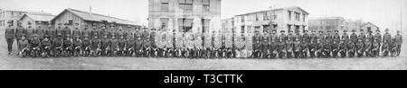 Gli studenti e i docenti, Esercito scuola di formazione per i Cappellani e Cappellano approvato i candidati di intera lunghezza verticale, Camp Zachary Taylor, Louisville, Kentucky, Stati Uniti d'America, Royal Photo Co., 1918 Foto Stock