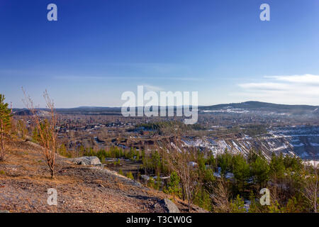 Vista della cava e la vecchia miniera dalla piattaforma di osservazione Nizhny Tagil nella Regione di Sverdlovsk Foto Stock