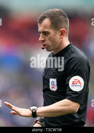 Arbitro Pietro Bankes 6 aprile 2019 , Università di Bolton Stadium, Bolton, Inghilterra; Sky scommessa campionato di calcio, Bolton Wanderers vs Ipswich Town Credito: Terry Donnelly/news immagini Foto Stock