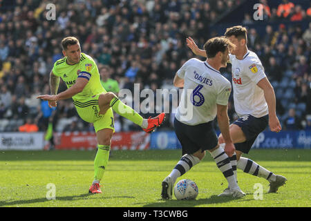 6 aprile 2019 , Deepdale, Preston, Inghilterra; Sky scommessa campionato, Preston North End vs Sheffield Regno ; Ben Davies del (06) blocchi di Preston Billy Sharp (10) di Sheffield Regno ha girato sul traguardo Credito: Mark Cosgrove/News immagini English Football League immagini sono soggette a licenza DataCo Foto Stock